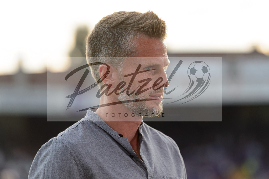 OSNVKO2021090620210906_254 | Fussball, Herren: MagentaSport-Experte Daniel Flottmann schaut beim Spiel der 3. Liga zwischen VfL Osnabrueck und FC Viktoria Koeln im Stadion an der Bremer Bruecke am 06.09.2021 in Osnabrueck, Deutschland.DFB / DFL REGULATIONS PROHIBIT ANY USE OF PHOTOGRAPHS AS IMAGE SEQUENCES AND/OR QUASI-VIDEO. - Realisiert mit Pictrs.com
