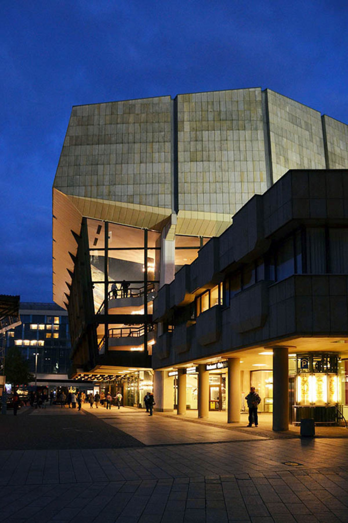 Gewandhaus zu Leipzig bei Nacht | Entdecke über 20 Kategorien Leipzig-Motive: Foto-Downloads, hochwertige Poster, Leinwand- & Fine-Art-Prints. Jetzt Lieblingsfoto im Bildlexikon Leipzig Shop bestellen!
