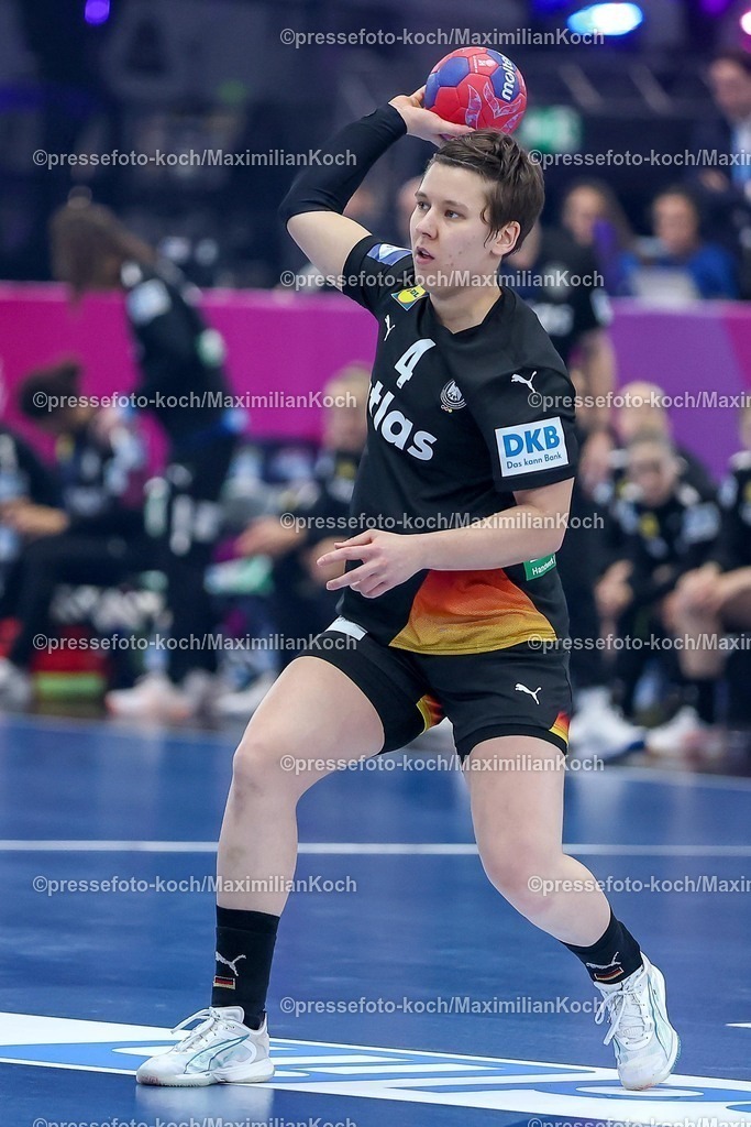 IHF09122502001 | 09.12.2025, Handball WM Frauen, Viertelfinale, Deutschland - Brasilien, 27th IHF Women's Handball World Championship, Westfalenhalle Dortmund: Alina Grijseels (GER #04)