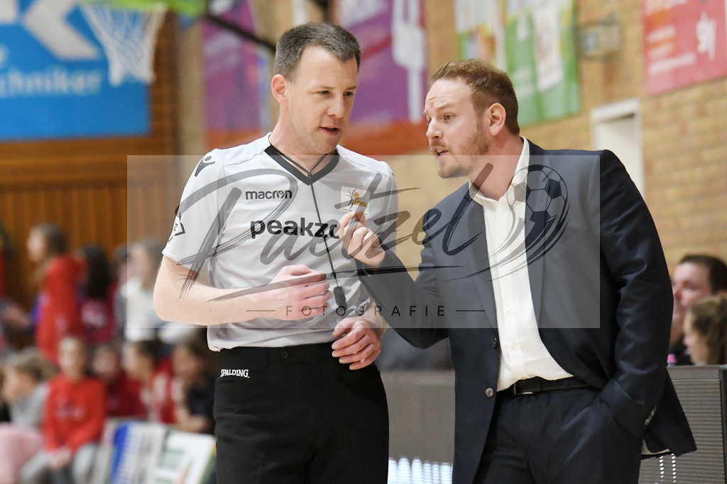 20200126_PANHAL_0054 | Basketball, Frauen: Trainer Mario Zurkowski (GiroLive-Panthers Osnabrück) diskutiert mit dem Schiedsrichter beim Spiel der Toyota DBBL zwischen GiroLive-Panthers Osnabrück vs. GISA LIONS SV Halle am 26.01.2020 im Panthers Dome in Osnabrück, Deutschland.(Foto von Nico Paetzel) - Realisiert mit Pictrs.com