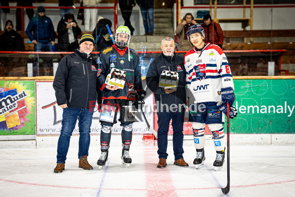 Peißenberg MINERS gegen ESC Kempten SHARKS | Eishockey Bayernliga 2025/26 Vorrunde 12. Spieltag, Peißenberg MINERS gegen ESC Kempten SHARKS, 20251121,Spieler des Spiels,2025-11-21 in Peißenberg (flatbuy Arena Peißenberg), Jonas LAUTENBACHER (MINERS 12), Kevin HU (SHARKS 8)Copyright: WolfgangxLindner www.foto-lindner.de