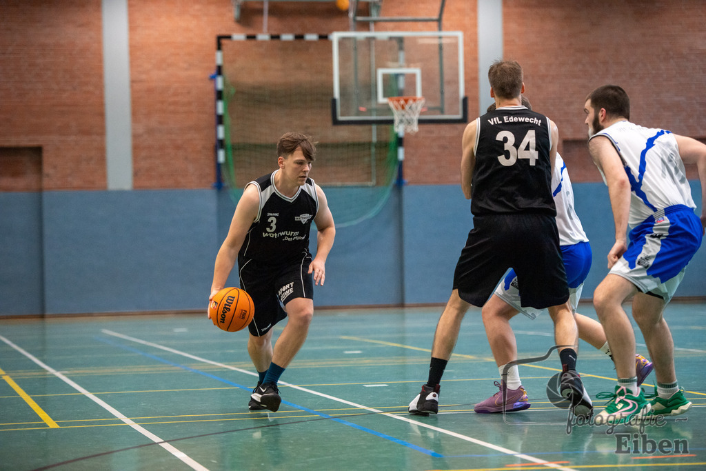 VFL Rastede 2-VfL Edewecht Wattworms | VFL Rastede II (weiß)-VfL Edewecht Wattworms (schwarz) am 18.02.2024; in Kleibrok (Sporthalle Zur-Windmühlen-Straße), Photo: Philip Eiben 2024 - Realisiert mit Pictrs.com