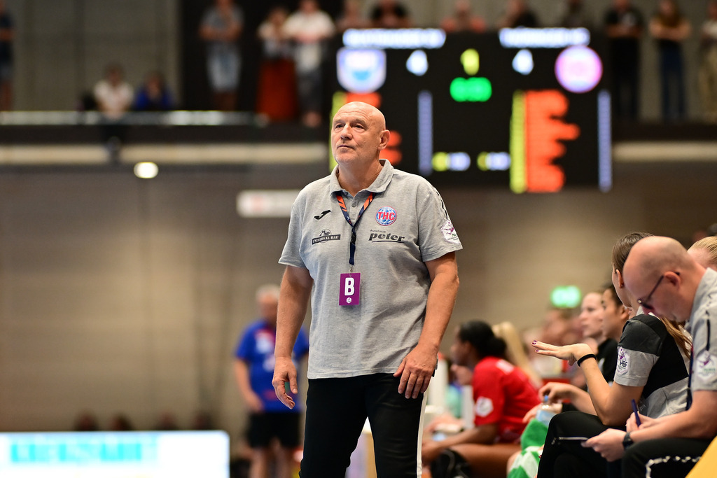 Handball I Frauen I Saison 2025-2026 I 1. HBF I 2. Spieltag I Buxtehuder SV - Thüringer SV | Herbert Müller (Thüringer HC) - Realisiert mit Pictrs.com