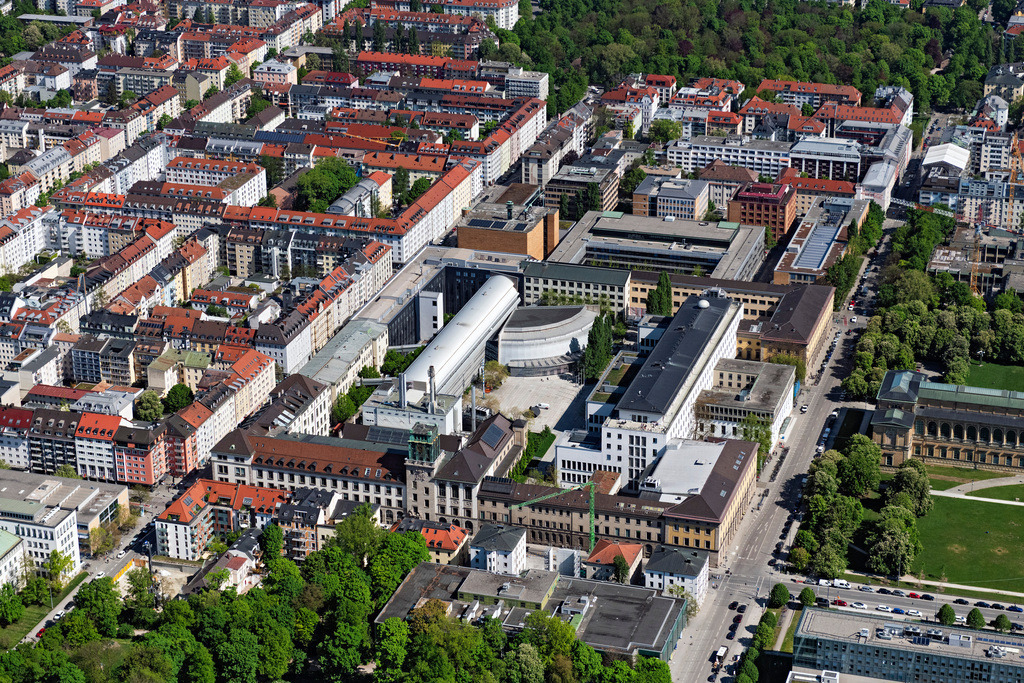 dr__0063437.jpg | MüNCHEN 29.04.2025 Universitäts- Haupt- Bereich der Technischen Universität im Stadtteil Maxvorstadt in München im Bundesland Bayern, Deutschland. Weiterführende Informationen bei: Technische Universität München. // University main area of the technical university in the district Maxvorstadt in Munich in the state Bavaria, Germany. Further information at: Technische Universitaet Muenchen. Foto: Daniel Reiter