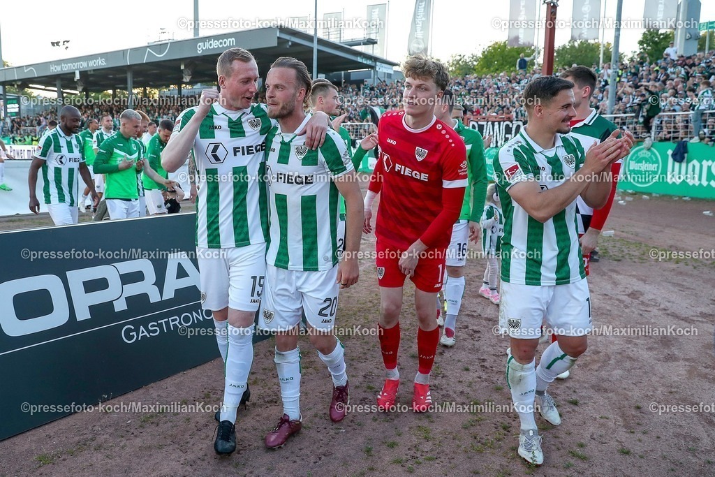 SCP09052501123 | 09.05.2025, Fußball, Preußen Münster - Hertha BSC, 2. Fußball Bundesliga, 33. Spieltag, Preußenstadion, Saison 2024 2025: Abschlussjubel nach dem 2:0 Sieg für Preußen. Simon Scherder (Preussen Muenster #15) Jorrit Hendrix (Preussen Muenster #20) Torwart Johannes Schenk (Preussen Muenster #01) DFB regulations prohibit any use of photographs as image sequences and or quasi-video.