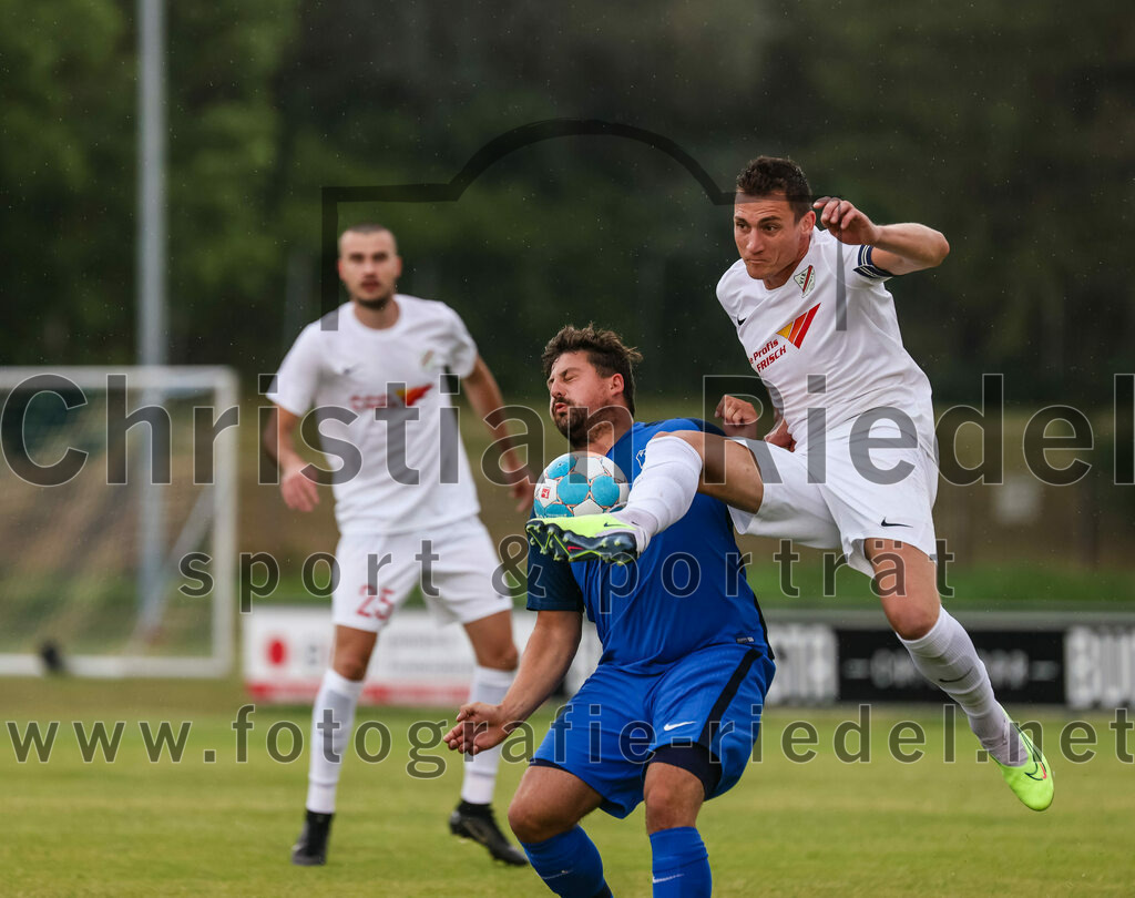 2023-06-30_027_FC_Langengeisling_gegen_VfB_Forstinning | Erding, Deutschland, 30.06.2023:
Fußball, Bezirksliga Oberbayern Ost 2023 / 2024, Testspiel, FC Langengeisling gegen VfB Forstinning, Endergebnis: 3:0

Florian Rupprecht (FC Langengeisling, #11), Mathias Hirt (VfB Forstinning, #4)

Foto: Christian Riedel / fotografie-riedel.net