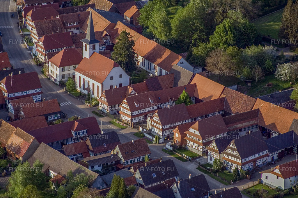 Vue aérienne: Église protestante réformée Seebach à Seebach dans le département Bas Rhin, France – .Photo: IMG_10618.jpg prise le 04/05/2008 par Werner Riehm/FLY-FOTO.eu – Résolution de l'original: 3355 x 2236 px – Paroisses Protestantes du 
