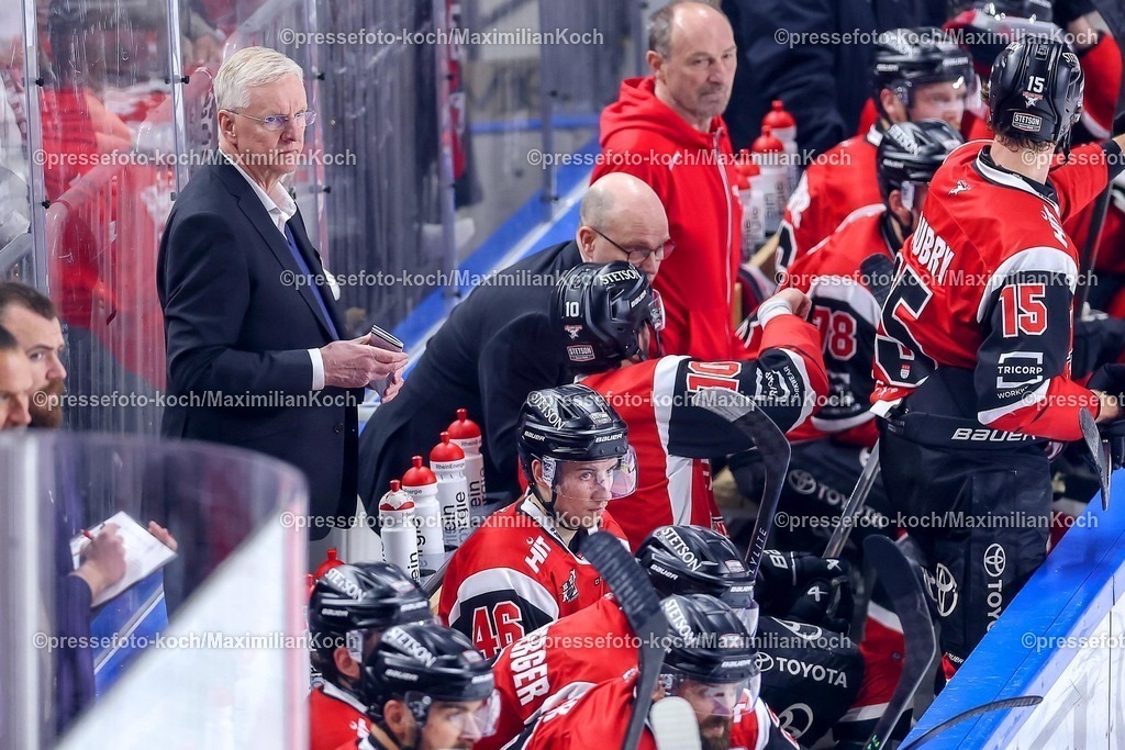 KEC15042601086 | 15.04.2026, Eishockey, DEL Halbfinale Play-Offs, Kölner Haie - Eisbären Berlin, Spiel 4, Lanxess-Arena Köln: Cheftrainer Kari Jalonen (Kölner Haie #hc)  gestikulierend am Spielfeldrand  