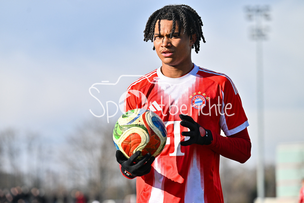 FC Bayern Amateure - FC Viktoria Pilsen U23 | MUNICH, GERMANY - 03. FEBRUARY: im Bild Julien YANDA (FC Bayern München II 3)/ Einzelfoto / Freisteller während dem Testspiel zwischen den Amateuren des FC Bayern und dem FC Viktoria Pilsen B am FC Bayern Campus
