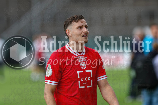 21.08.2026, GER, Fussball, Herren, DFB-Pokal, Saison 2026/2027, SC St. Tönis vs Eintracht Frankfurt | Simon Sell (Tönis) schaut