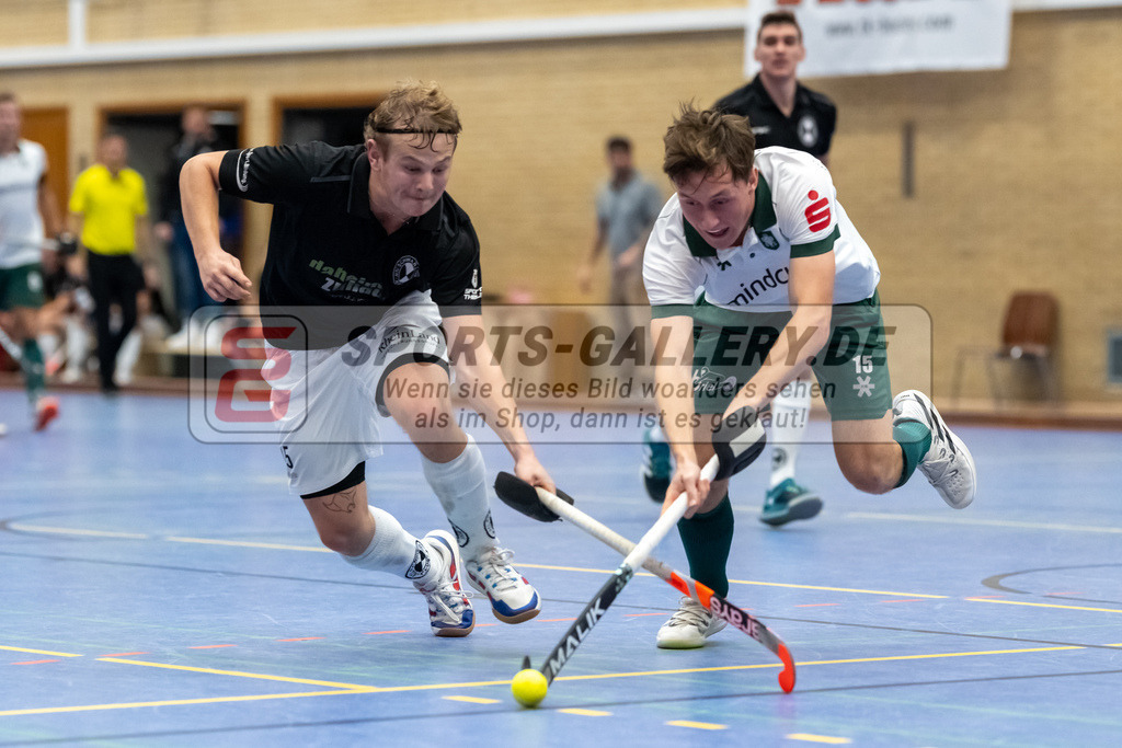 SFE_20231217_0002 | Neuss, Deutschland, 17.12.2023: Jannik Enaux (Uhlenhorst Mülheim), Finn LangHeinrich (SW Neuss) in Aktion waehrend des Spiels der Halle 1. Bundesliga Herren zwischen SW Neuss vs Uhlenhorst Mülheim im Stadionhalle (SW Neuss) am 17.12.2023 in Neuss, Deutschland. (Foto von Stephan Fehrmann)

Neuss, Germany, 17.12.2023: Jannik Enaux (Uhlenhorst Mülheim), Finn LangHeinrich (SW Neuss) in action during the game of Halle 1. Bundesliga Herren between SW Neuss vs Uhlenhorst Mülheim in Stadionhalle (SW Neuss) at 17.12.2023 in Neuss, Deutschland. (Foto von Stephan Fehrmann)