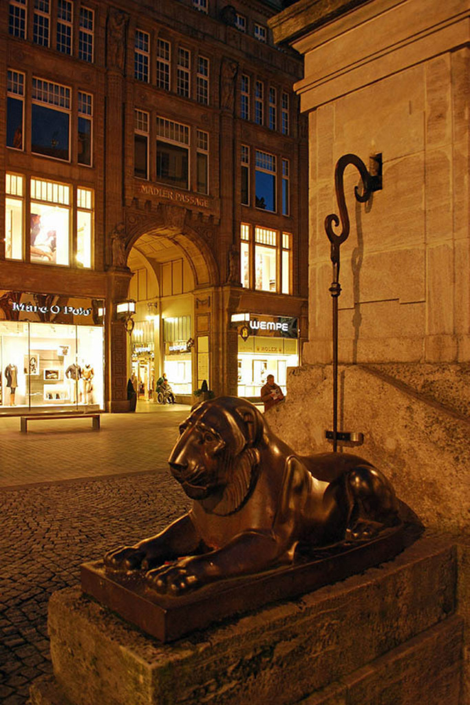 Foto: Leipzig - Löwenbrunnen auf dem Naschmarkt bei Nacht | Das Team hinter BILDLEXIKON LEIPZIG bündelt historische wie aktuelle Informationen über die Stadt Leipzig in Text und Bild auf einer Plattform und stellt diese der interessierten Öffentlichkeit zur Verfügung.