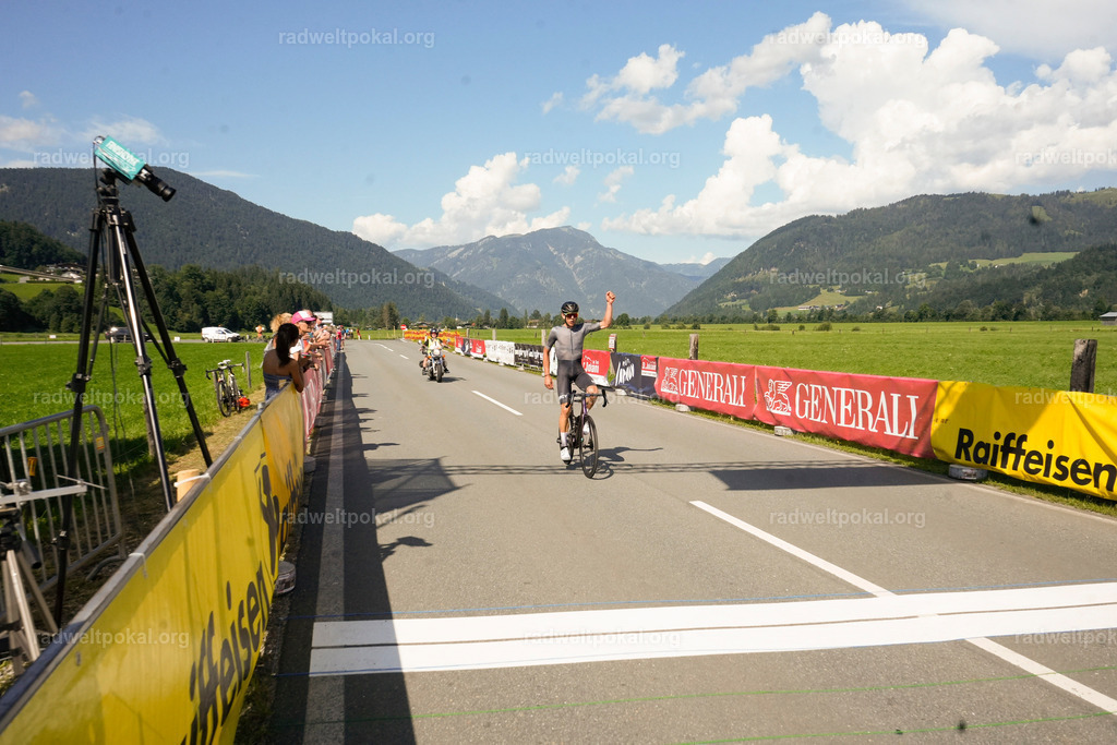 928_20230817_Bewerb_Maenner_Muehlanger | AUT - OESTERREICH, 2023-08-16: SPORT RENNRAD-FAHREN - 55. INTERNATIONALER RADWELTPOKAL IN ST. JOHANN IN TIROL  - Vintage-Radrennen mit WM-Bronze-Medaillen-Siegerin Christina Schweinberger, den Teilnehmer und Alexander Baumann (vom Orginastions-Team) - TAG 2 BEWERB MAENNER IN SECHS GRUPPEN  ; Foto: Roland Muehlanger