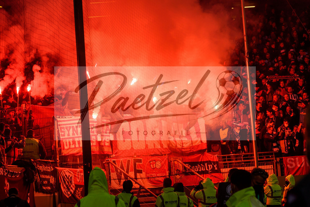 HSVSCF20220419_064 | Fussball, Herren: . Fans von SC Freiburg beim DFB-Pokal-Halbfinalspiel zwischen Hamburger SV und SC Freiburg im Volksparkstadion am 19.04.2022 in Hamburg, Deutschland.DFB / DFL REGULATIONS PROHIBIT ANY USE OF PHOTOGRAPHS AS IMAGE SEQUENCES AND/OR QUASI-VIDEO. - Realisiert mit Pictrs.com