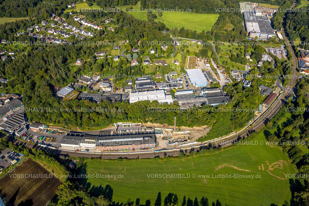 Velbert240811545Langenberg | Luftbild, Gewerbegebiet Walzenstraße und Steinbrink, Bahngleise, hinten Wieland-Werke AG Metallverarbeitungsunternehmen, vorne zwei große Herzen auf einer Wiese, Oberbonsfeld, Velbert, Ruhrgebiet, Nordrhein-Westfalen, Deutschland