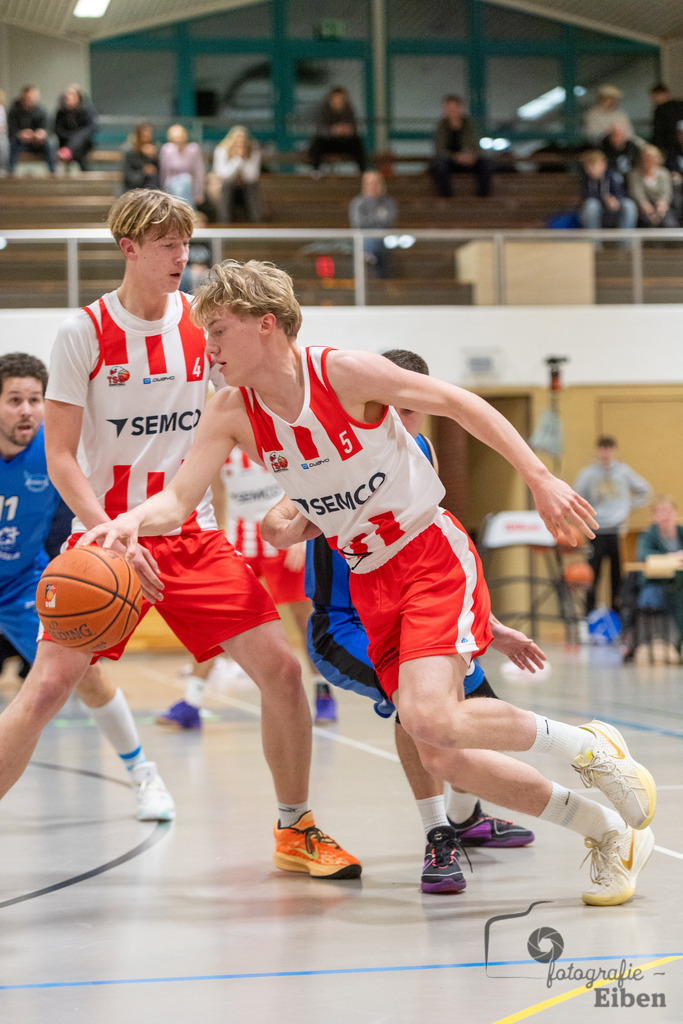 TSG Westerstede-Fortuna Logabirum | Basketball 2. Regionalliga; TSG Westerstede 2 (weiß)- Fortuna Logabirum (blau) am 12.12.2025 in Westerstede (Hössensportzentrum), Photo: Philip Eiben 2025 - Realisiert mit Pictrs.com