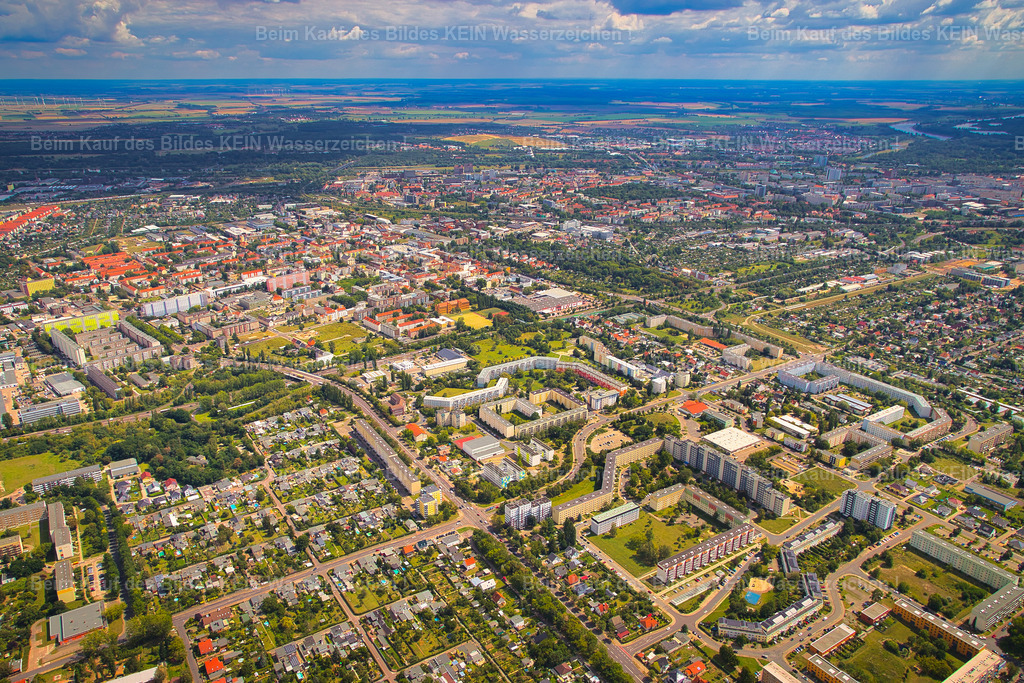 Magdeburg_Luftbild_Neustädter_Feld_7519 | Diese Luftaufnahme entstand aus einem Tragschrauber. Aus mehreren hundert Metern Höhe eröffnet sich ein einzigartiger Blick auf Magdeburg und seine Umgebung – eine Perspektive, die die Größe, Struktur und Vielfalt der Stadt besonders eindrucksvoll zeigt. - Realisiert mit Pictrs.com