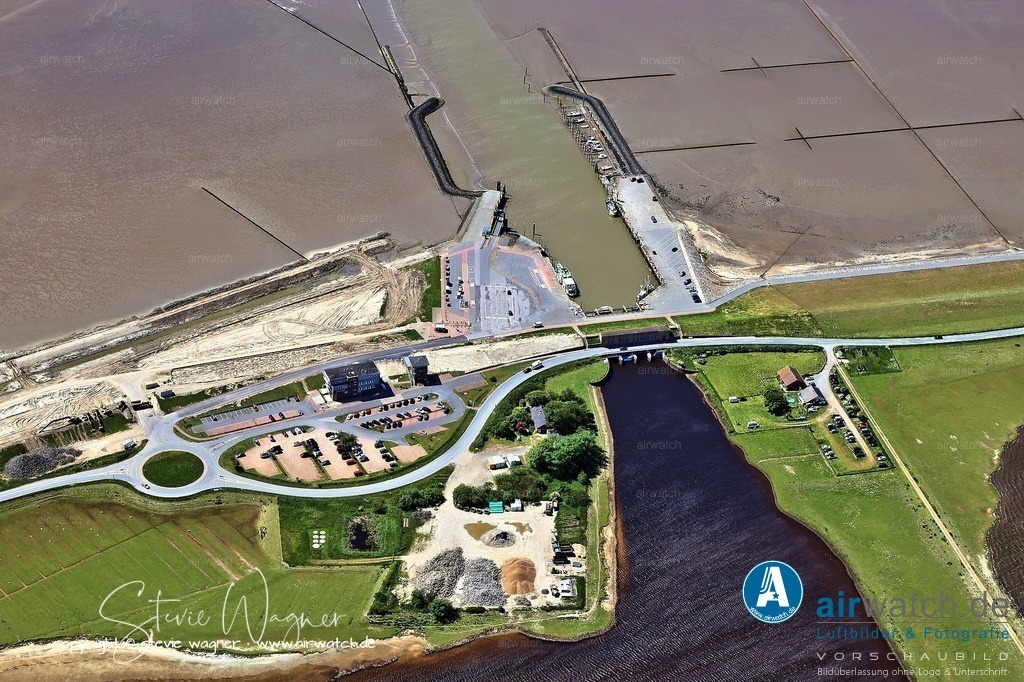 Nordfriesland Hafen Schluettsiel | Hafen Schlüttsiel: Ein nach dem gleichnamigen Siel benannter Hafenort im Kreis Nordfriesland, der zur Gemeinde Ockholm gehört. Er liegt am Abschlussdeich des Hauke-Haien-Koogs etwa 2,5 Kilometer östlich der Hallig Oland.