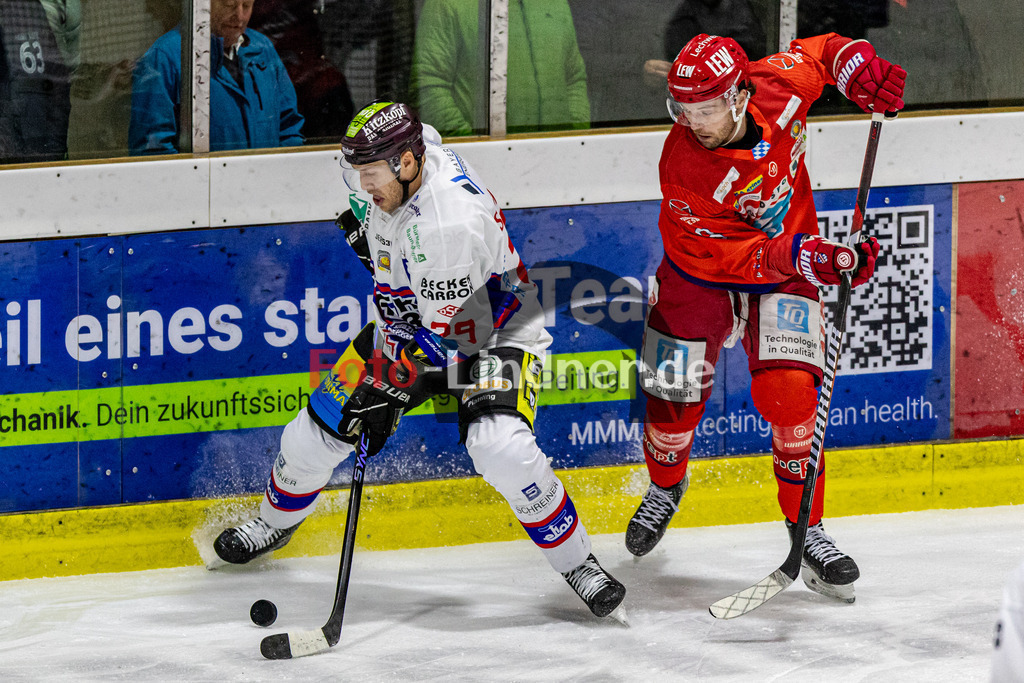 EC Peiting vs Deggendorfer SC | Eishockey Oberliga Süd 2023/2024, EC Peiting vs Deggendorfer SC, 20231119,
Kampf um den Puck Benedikt SCHOPPER (DSC 29) und Brett OUDERKIRK (ECP 9),
2023-11-19 in Peiting (Eisstadion)
29 Benedikt SCHOPPER (DSC 29), 9 Brett OUDERKIRK (ECP 9)
Copyright: WolfgangxLindner foto-lindner.de