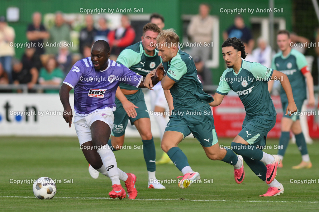 PSV Neumünster vs VfR Neumünster | Tobias Fölster (PSV #5) &amp; Youri von der Mehden (PSV #10) &amp; Ayoub Assameur (PSV #8) vs Moshood Adesanya (VfR #99) / Fußball-Oberliga Männer 2026/2027 / PSV Neumünster vs VfR Neumünster / PSV Stadion Platz A / Neumünster / 31.07.26 - Realisiert mit Pictrs.com