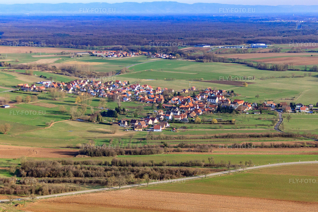 Vue aérienne: Vue de la ville depuis le nord à Hegeney dans le département Bas Rhin, France.Photo: IMG_38703.jpg prise le 20/03/2011 par Werner Riehm/FLY-FOTO.euRésolution de l'original: 4508 x 3006 px