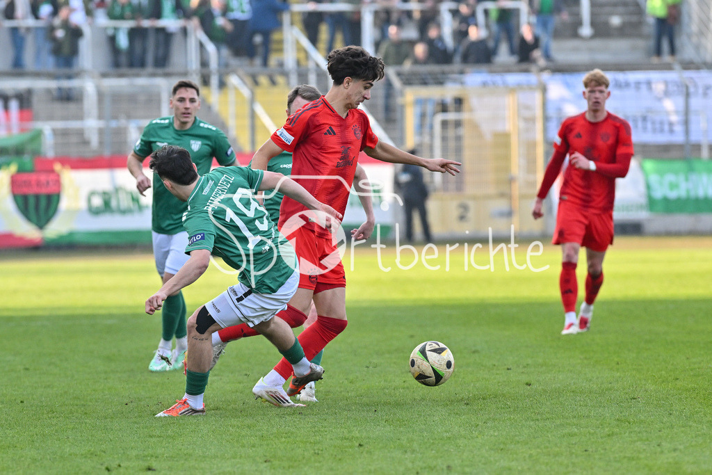 FC Bayern Amateure - 1. FC Schweinfurt 05 | im duell Adin LICINA (FC Bayern München II #7) und Nils Benedikt PIWERNETZ (FC Schweinfurt 19) / zweikampf / Regionalliga Bayern: FC Bayern Muenchen II - 1. FC Schweinfurt 1905, Gruenwalder Stadion am 22.02.2025