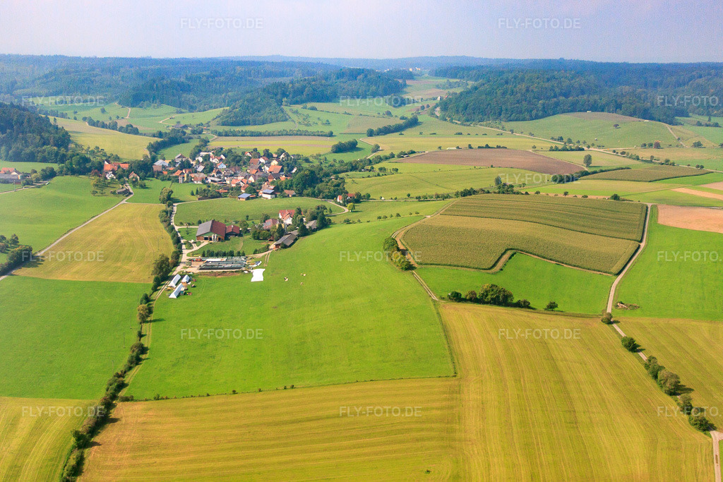 Luftbild: Dorf zwischen Wiesen unf Feldern im Ortsteil Unterfischach in Obersontheim im Bundesland Baden-Württemberg in Deutschland. Foto: IMG_71890.jpg vom 06.09.2014 durch Werner Riehm/FLY-FOTO.deAuflösung des Originals: 4353 x 2902 px