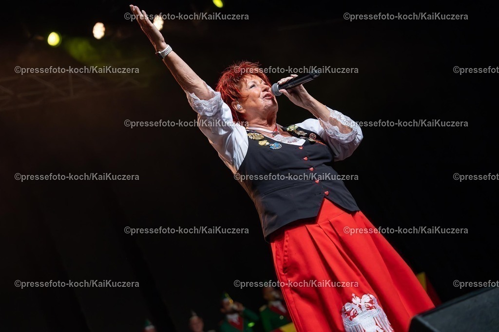 KKU25012501033 | 25.01.2025, xkkux, Düsseldorf, Karnevalsveranstaltung - Die Lachende in der Mitsubishi Electric HALLE. Sängerin Marita Köllner performt bei ihrem Auftritt