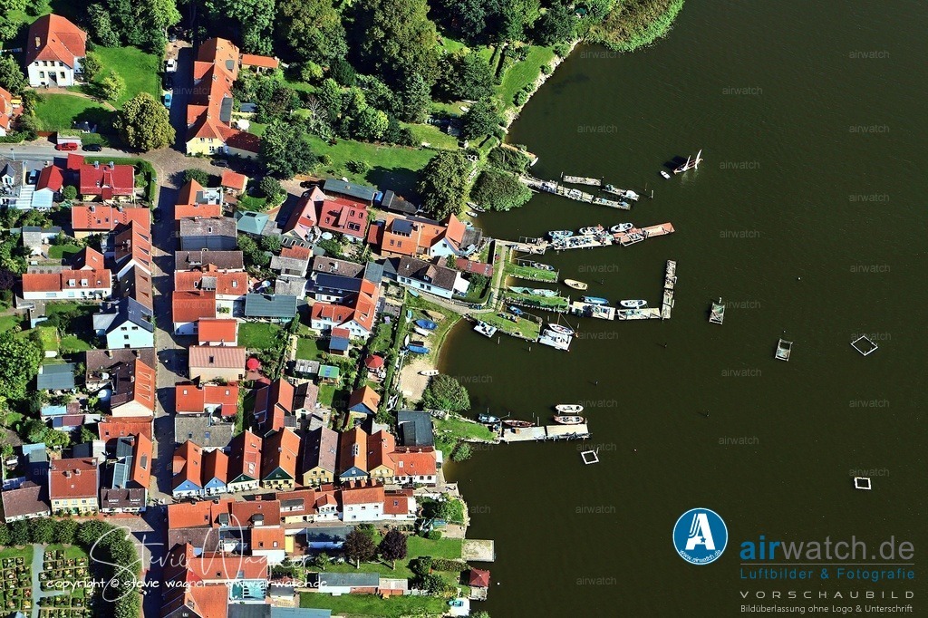 Luftbild Schleswig, Nienstall, Schlei, Ostseefjord | Schleswig ist eine Mittelstadt in Schleswig-Holstein am Ende der Ostseeförde Schlei und die Kreisstadt des Kreises Schleswig-Flensburg. Schleswig ist in verschiedene inoffizielle Stadtteile gegliedert, darunter die Altstadt mit dem St.-Petri-Dom und dem Rathaus, der Holm mit Fischerhäusern und dem St.-Johannis-Kloster, der Friedrichsberg mit dem Wikingturm, der Neustadt mit Schloss Gottorf und dem Burgsee sowie Schleswig-Nord mit dem 139 Meter hohen Funkturm Schliekieker.