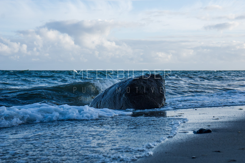 Meerbild: Stein und leichte Wellen | Gestalten Sie Ihr Zuhause mit einzigartigen Bildern von Ostsee u. Nordsee – als Leinwandbild, Acryl, Alu-Dibond oder FineArt Hahnemühle, individuell anpassbar.