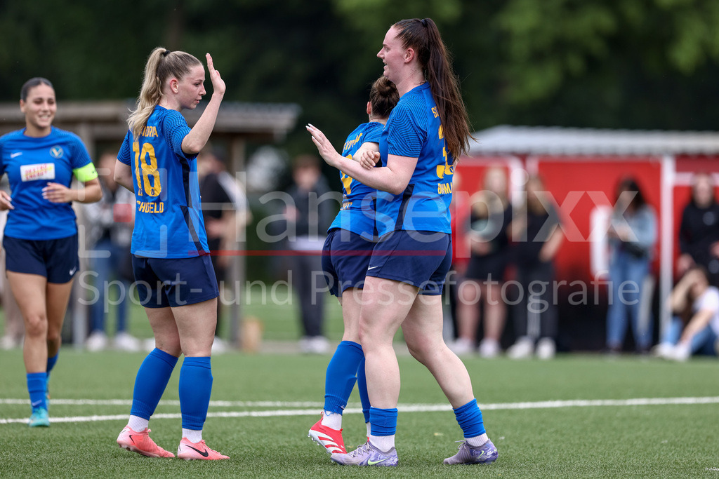 Fussball, Aufstiegsrunde Regionalliga Nord Frauen, FC Union 60 - SC Victoria Hamburg | v.li.: Jara Schofeld (SC Victoria Hamburg, 18) und Torschützin Jana Bothmann (SC Victoria Hamburg, 36) mit Torjubel, Jubel, jubeln, jubelt, optimistisch, Spielszene, Highlight, Freude über das Tor zum 0:6