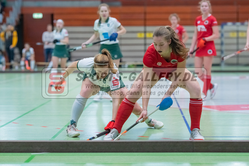 HK_20230108_102587 | 1. Bundesliga ( Halle ) Damen Crefelder HTC - Uhlenhorst Mülheim am 8.1.2023 Crefelder HTC  ( CHTC ), Krefeld , Elena Clococeanu ( Uhlenhorst Mülheim #24 ) , Hamacher Leni ( Crefelder HTC #26 )