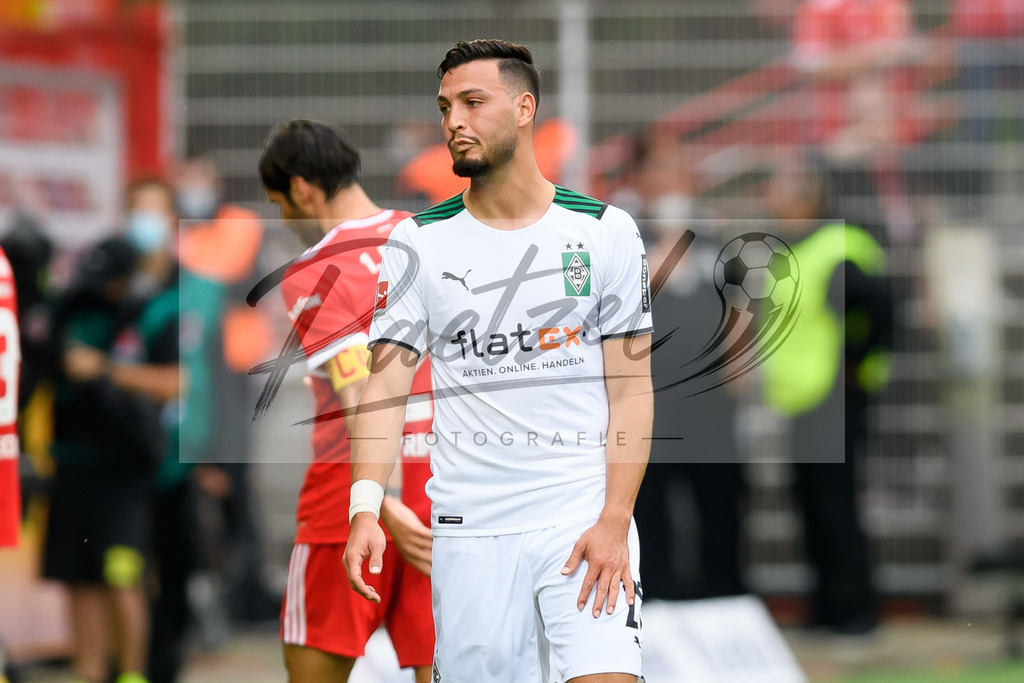 FCUBMG20210829_162 | Fussball, Herren: Ramy Bensebaini (Borussia Moenchengladbach) enttaeuscht beim Spiel der 1. Bundesliga zwischen 1. FC Union Berlin und Borussia Moenchengladbach im Stadion An der Alten Foersterei am 29.08.2021 in Berlin, Deutschland. - Realisiert mit Pictrs.com