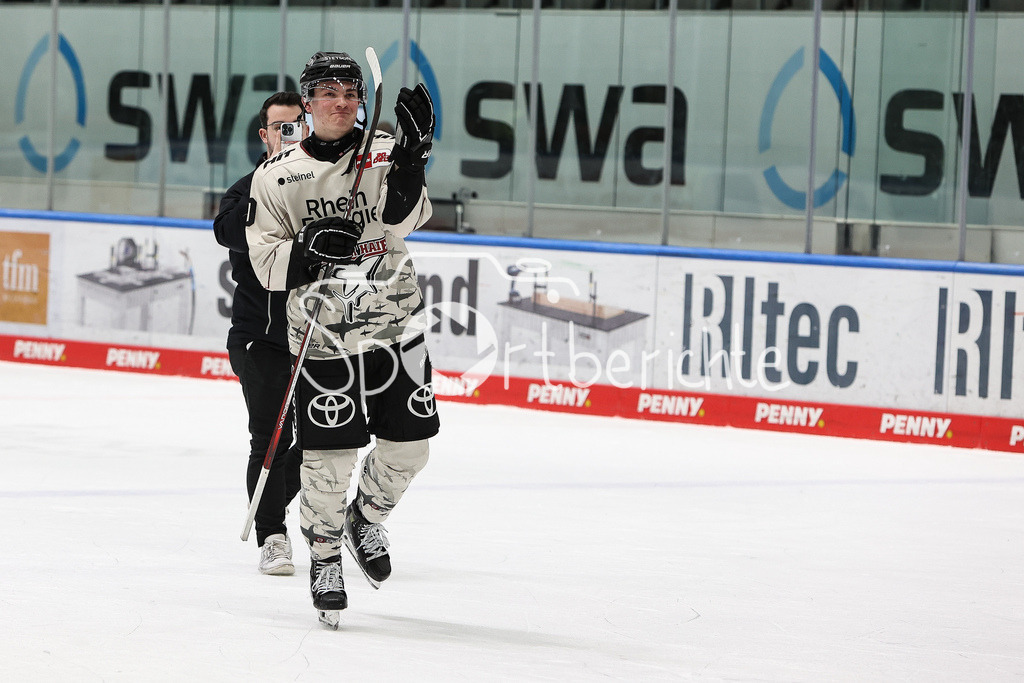 Augsburger Panther - Kölner Haie | Matchwinner Justin SCHUETZ (KEC #10) bedankt sich nach dem Sieg in Augsburg bei den mitgereisten Fans