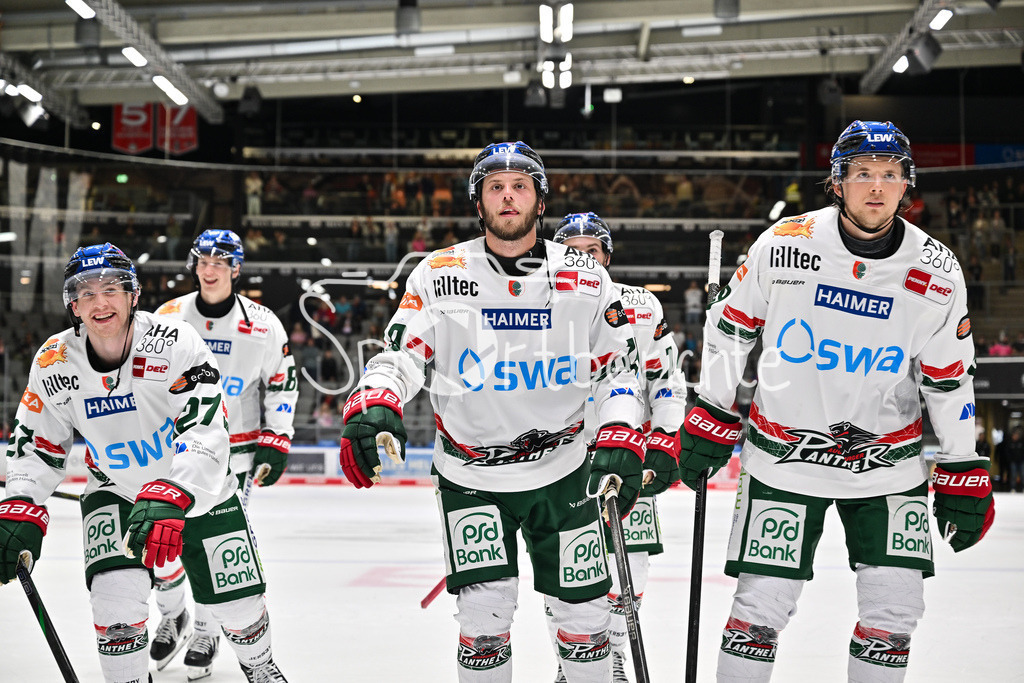 Augsburger Panther - Moser Medical Graz99ers | Die Augsburger Panther bedanken sich bei den Fans nach dem Heimsieg gegen Graz / Testspiel: Augsburger Panther - Moser Medical Graz99ers; Curt Frenzel Stadion am 31.08.2025 / Kyle MAYHEW (Augsburger Panther 27), Riley DAMIANI (Augsburger Panther #19), Moritz WIRTH (Augsburger Panther 9)