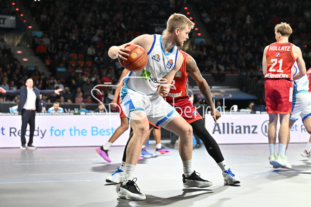 FC Bayern München - Skyliners Frankfurt | MUNICH, GERMANY - 17. FEBRUARY: im Duell Till PAPE (Skyliners Frankfurt 19) und Isihah MIKE (FC Bayern Basketball 22) während dem Spiel zwischen dem FC Bayern München und den Skyliners Frankfurt am 21. Spieltag der easyCredit BBL im BMW Park