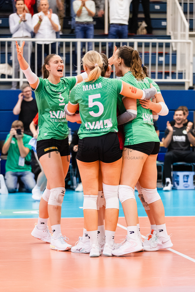 Volleyball, 1. Bundesliga Frauen, Hauptrunde, 1. Spieltag, Saison 2025/2026: USC Münster - SSC Palmberg Schwerin | 1. Bundesliga Frauen, Hauptrunde, 1. Spieltag, Saison 2025/2026, USC Münster empfängt SSC Palmberg Schwerin in der Sporthalle Berg Fidel in Münster. Foto: sportfotografie.ms | Markus Paletta - Realisiert mit Pictrs.com