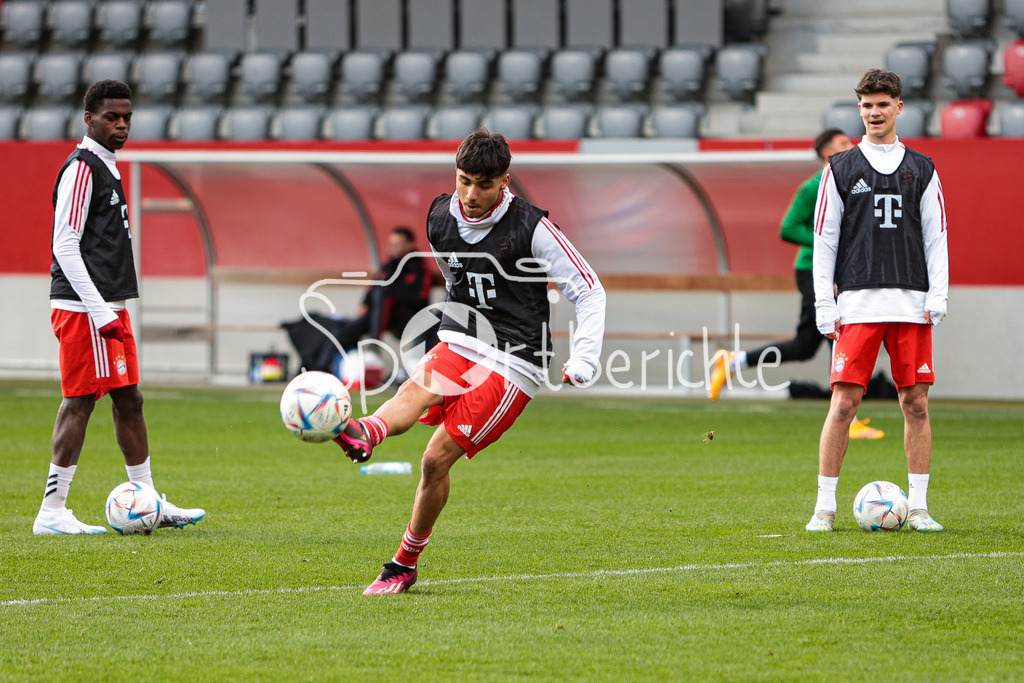 FC Bayern Muenchen U19 - FC Augsburg U19 | Die kleinen Bayern machen sich warm