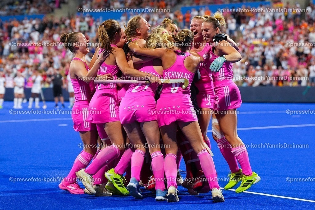xydrx15082504078 | 15.08.2025, xydrx, Frauen EuroHockey Championship 2025, Halbfinale, Belgien - Deutschland, Sparkassenpark Mönchengladbach: Das Deutsche Team bejubelt den Final Einzug