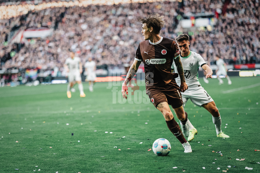 Fußball | Männer | Saison 2024/2025  | Fußball-Bundesliga | 8. Spieltag | FC St. Pauli vs. VfL Wolfsburg | 26.10.2024 | Eric Smith (#8, FC St. Pauli) am Ball