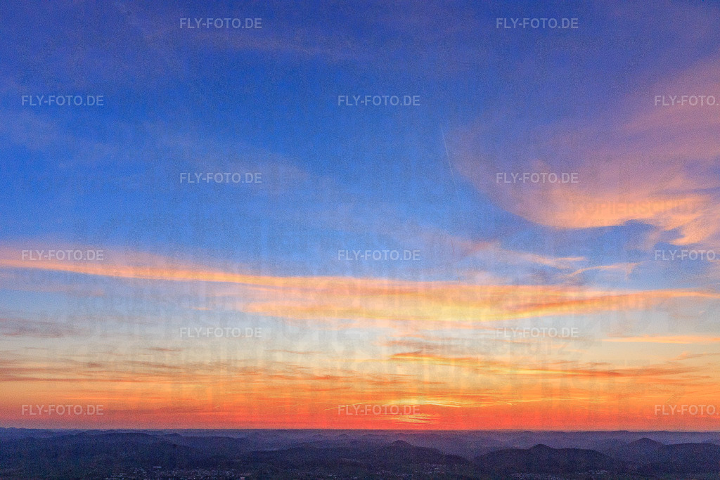 Sonnenuntergang überm Pfälzerwald | Luftbild: Sonnenuntergang überm Pfälzerwald in Klingenmünster im Bundesland Rheinland-Pfalz in Deutschland. Foto: IMG_106690.jpg vom 17.04.2018 durch Werner Riehm/FLY-FOTO.de - Realisiert mit Pictrs.com