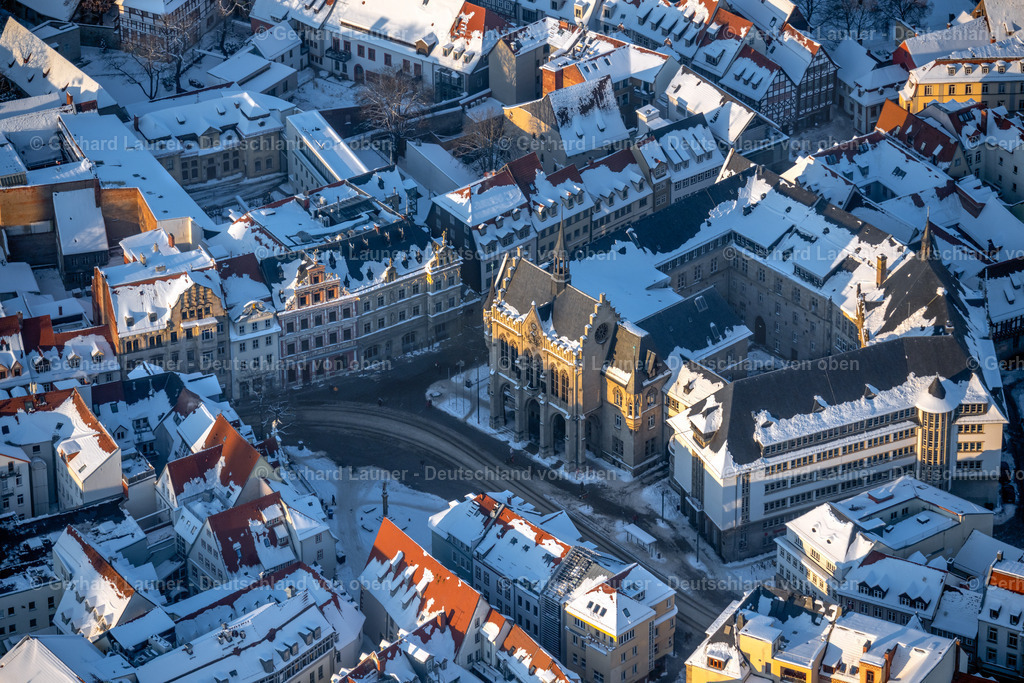 4045089 | ERFURT 14.02.2021 Winterlich schneebedeckte Gebäude des historischen Rathauses der Stadtverwaltung am Fischmarkt in der Altstadt in Erfurt im Bundesland Thüringen, Deutschland. Weiterführende Informationen bei: Landeshauptstadt Erfurt. // Wintry snowy town Hall building of the city administration on Fischmarkt in of Altstadt in Erfurt in the state Thuringia, Germany. Further information at: Landeshauptstadt Erfurt. Foto: Gerhard Launer