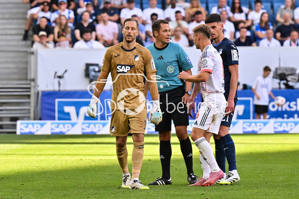 TSG 1899 Hoffenheim - FC Bayern München | v. l. Oliver Baumann (TSG Hoffenheim 1), Schiesrichter Robert HARTMANN, Joshua KIMMICH (FC Bayern Muenchen 6) und Albian HAJDARI (TSG Hoffenheim 21) im Gespräch / Bundesliga: TSG 1899 Hoffenheim - FC Bayern München; PreZero-Arena am 20.09.2025 / DFL REGULATIONS PROHIBIT ANY USE OF PHOTOGRAPHS AS IMAGE SEQUENCES AND/OR QUASI-VIDEO