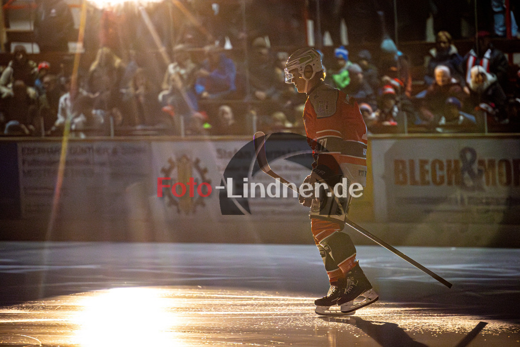 TSV Peißenberg MINERS vs EHC Königsbrunn | Eishockey Bayernliga Vorrunde 2024/2025, TSV Peißenberg MINERS vs EHC Königsbrunn, 20241027,Bernhard SCHMID (Miners 77) beim Einlauf,2024-10-27 in Peißenberg (Eisstadion)Bernhard SCHMID (Miners 77)Copyright: WolfgangxLindner