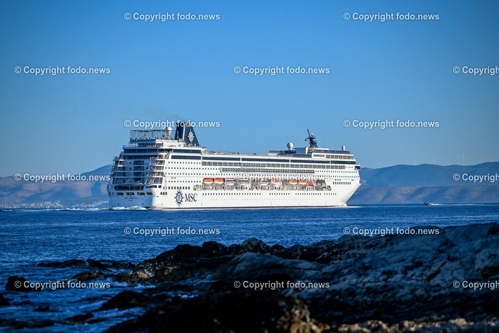Kroatien_ Brac_ Insel in Dalmatien_ Milna_ 19.07.2025-3 | 19.07.2025, Kroatien, HRV, Brac, Insel in Dalmatien, Milna im Bild Themenbild, Kreuzfahrtschiff, Schiff, Durchfahrt Splitska Vrata zwischen den Inseln Solta und Brac, Meer, Adria, Touristen, Tourismus, Urlaub, Feature, SymbolbildMSC Kreuzfahrtschiffe sind eine Flotte von Kreuzfahrtschiffen, die von der Schweizer Reederei MSC Cruises betrieben werden