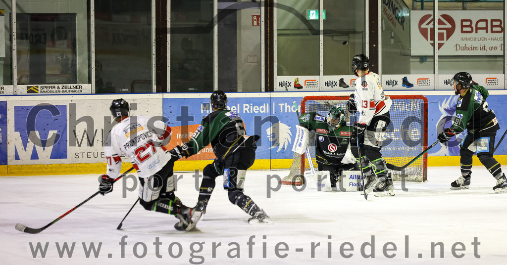 2022-11-06_087_TSV_Erding_gegen_EHC_Koenigsbrunn | Erding, Deutschland, 06.11.2022:
Eishockey, Bayernliga 2022 / 2023, 11. Spieltag, TSV Erding gegen EHC Königsbrunn, Endergebnis: 1:7

Toms Prokopovics (EHC Königsbrunn, #27), Roni Rukajärvi (Erding Gladiators, #61), Torwart Thomas Hingel (Erding Gladiators, #33), Rudolf Lorenz (Erding Gladiators, #91)

Foto: Christian Riedel / fotografie-riedel.net