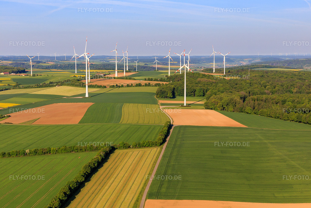 Luftbild: Windenergieanlage/Windpark Klosterwald im Ortsteil Niederrimbach in Creglingen im Bundesland Baden-Württemberg in Deutschland. Foto: IMG_146460.jpg vom 10.05.2025 durch Werner Riehm/FLY-FOTO.de