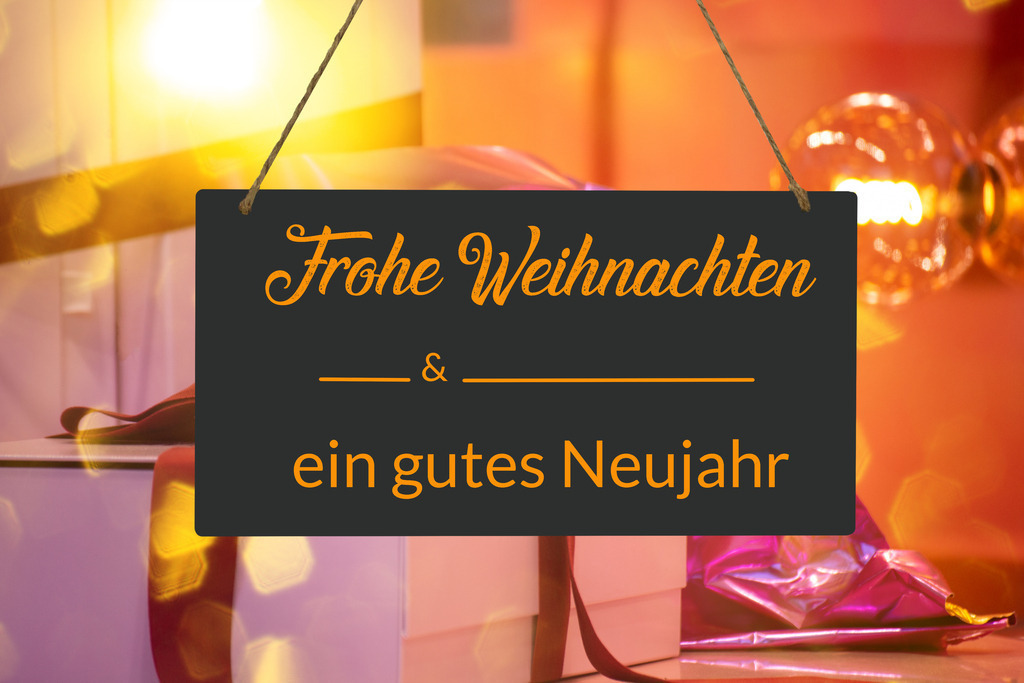 Weihnachts und Neujahrswünsche | Weihnachts- und Silvestergrüße: Auf einem Schild an einer Schaufensterscheibe steht Frohe Weihnachten und ein gutes Neujahr - Realisiert mit Pictrs.com