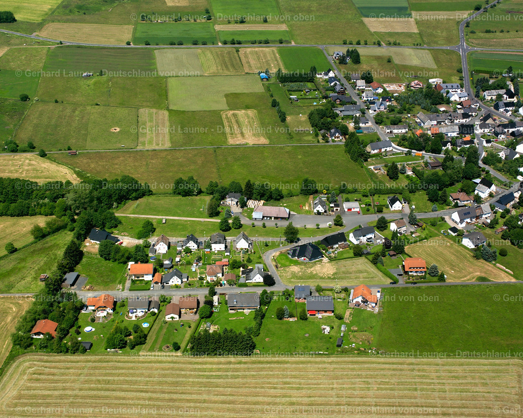 2610735 | MüNCHHAUSEN 09.06.2006 Landwirtschaftliche Nutzflächen und Feldgrenzen  umsäumen das Siedlungsgebiet des Dorfes in Münchhausen im Bundesland Hessen, Deutschland // Agricultural land and field boundaries surround the settlement area of the village  in Münchhausen in the state Hesse, Germany Foto: Gerhard Launer