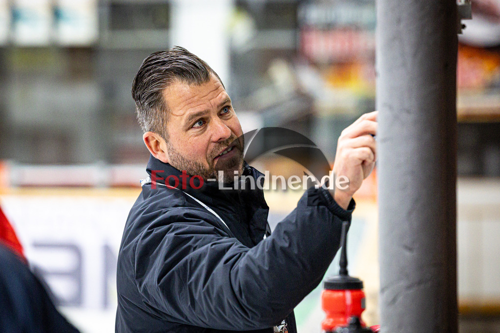 News von den Peißenberg MINERS | Eishockey Bayernliga 2025/26, News von den Peißenberg MINERS, 20251126,Markus Schröder (MINERS Head Coach) im Training gibt klare Anweisungen,2025-11-26 in Peißenberg (flatbuy Arena Peißenberg), Markus Schröder (MINERS Head Coach)Copyright: WolfgangxLindner www.foto-lindner.de